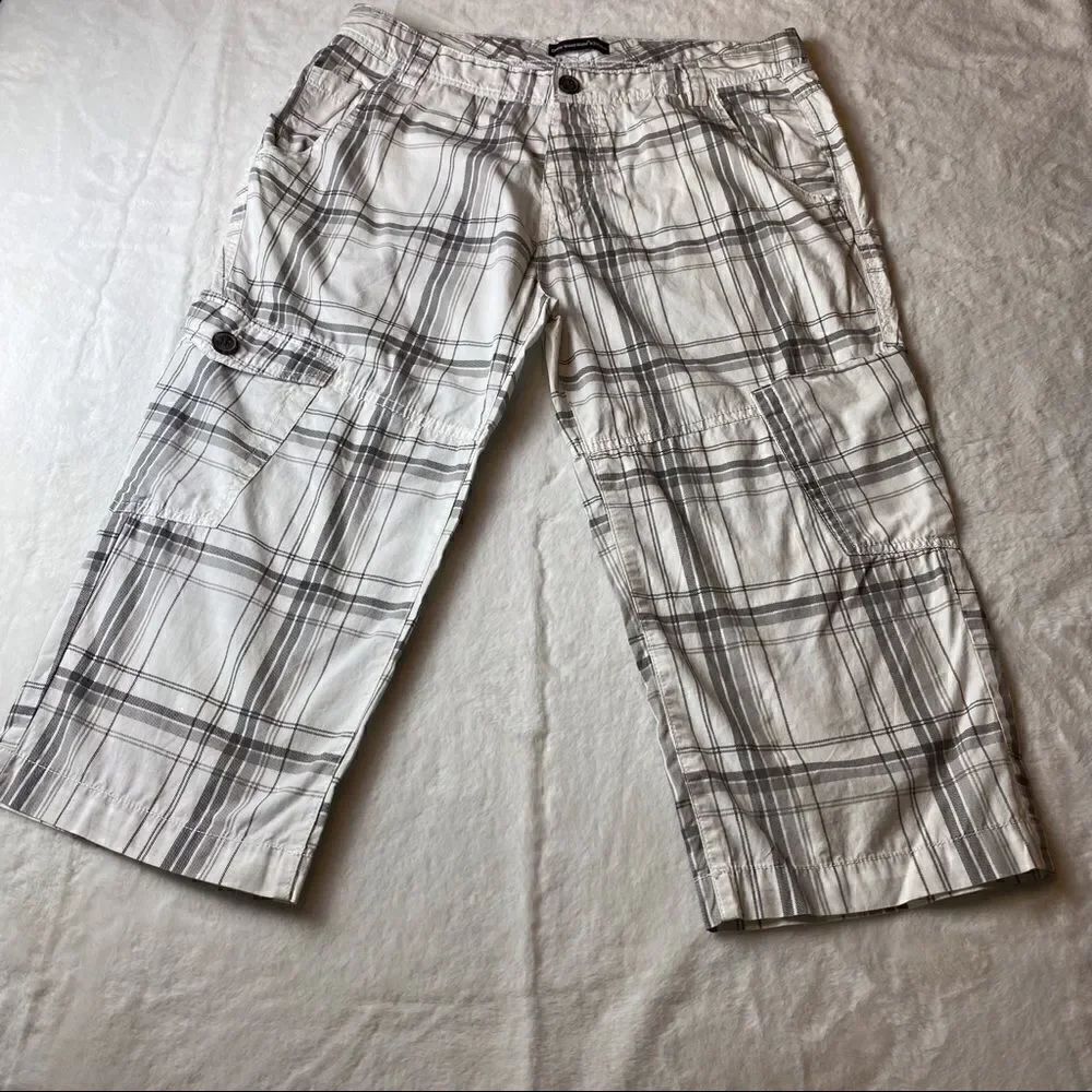 Cedar Wood State White Gray Plaid Capris Size 34